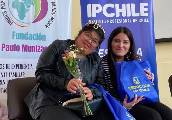 A la izquierda, Javiera Pizarro y a la derecha, Javiera Rosales