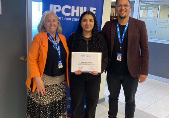 Claudia Tabilo de Sede La Serena, quien ganó con el proyecto “TIC-ando: Aprendiendo y evaluando con el uso de TICS”.