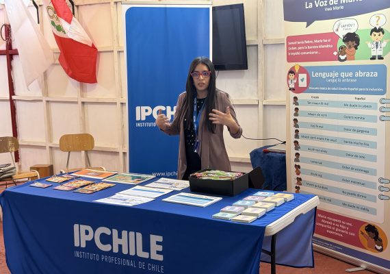 Johanna Mallea, Jefa de Carrera destacando el aporte social de los proyectos estudiantiles.