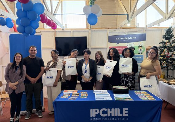 Equipo IPCHILE junto a la Agrupación "El Renuevo".